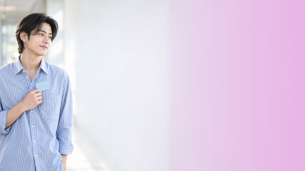 다음머니 연천카드깡 카드를 들고 남은 할부를 묻는 남성 고객